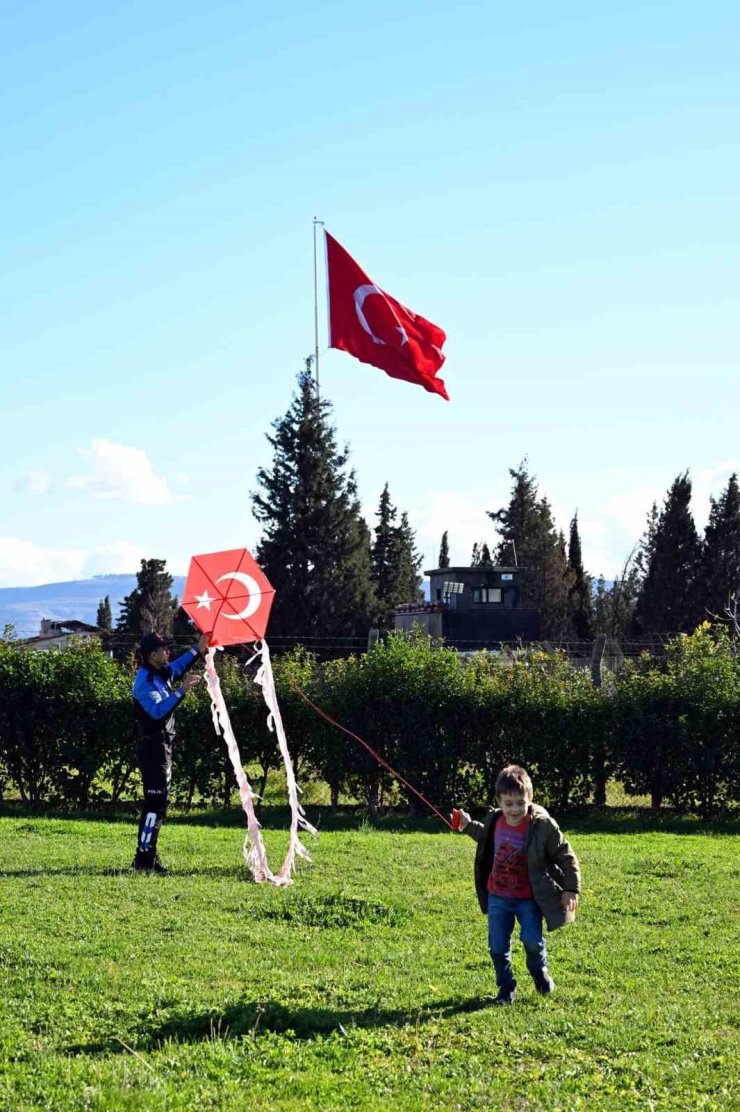 Emniyet ekipleri çocuklarla uçurtma festivalinde buluştu