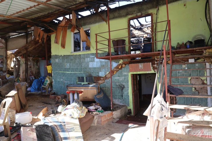 Başkan Tatık evleri yanan aileyi yalnız bırakmadı