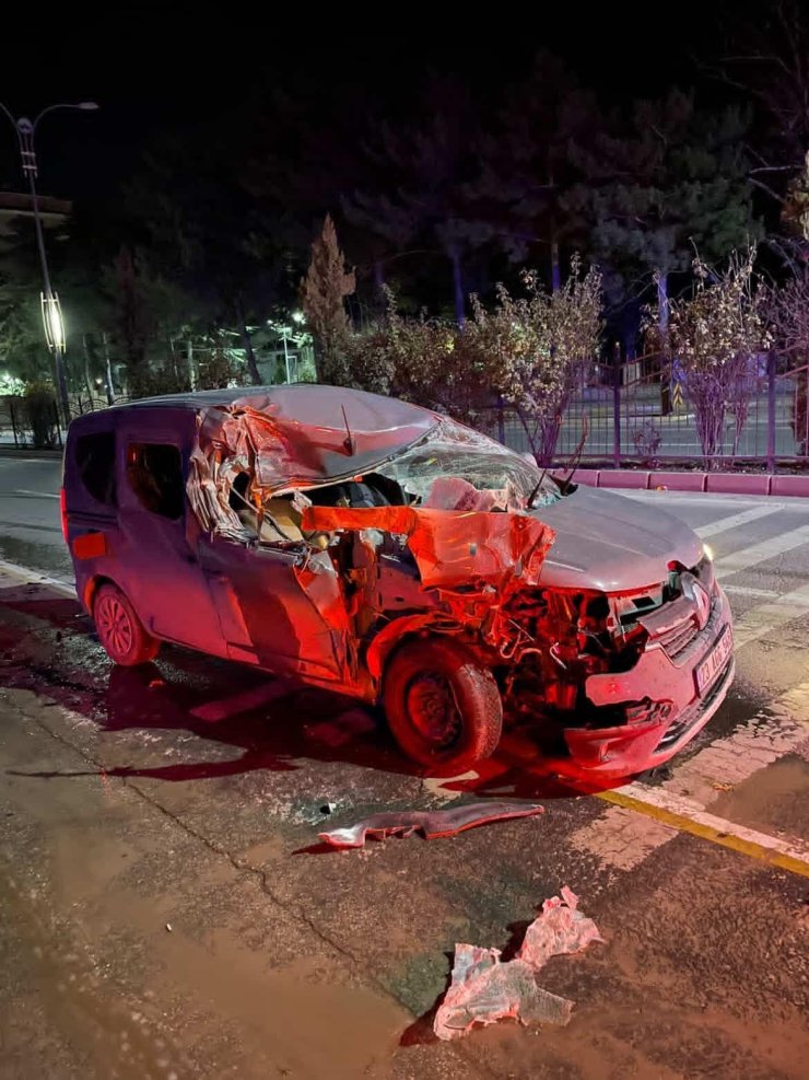 Elazığ’da hafif ticari araç, temizlik aracına çarptı: 1 yaralı