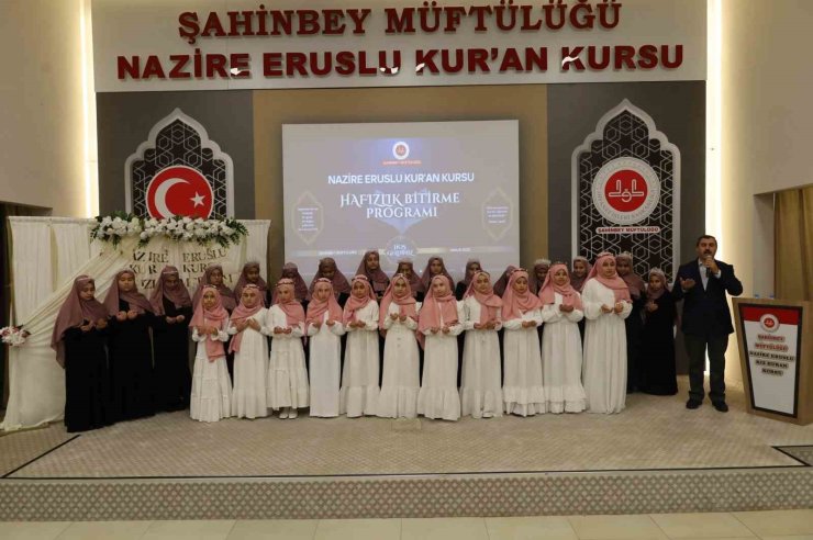 Gaziantep’te 16 öğrenci icazet merasiminde hafızlık belgelerini aldı