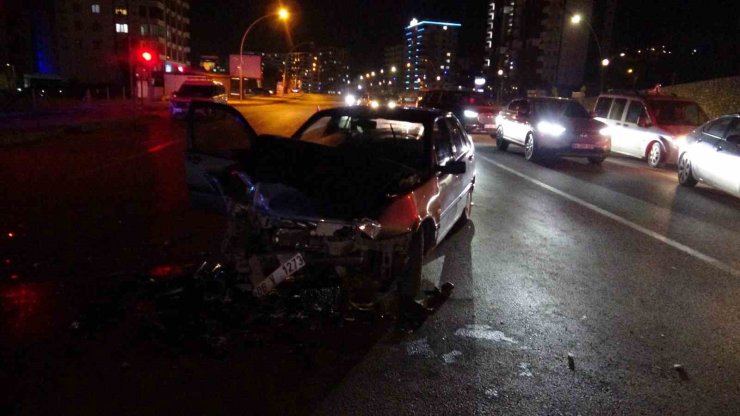 Malatya’da tır ile otomobil çarpıştı: 3 yaralı