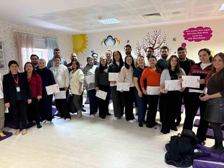 Gebe Okulu’nu tamamlayan anne adaylarına katılım belgesi