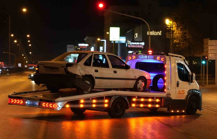 Kontrolden çıkan otomobil zincirleme kazaya neden oldu