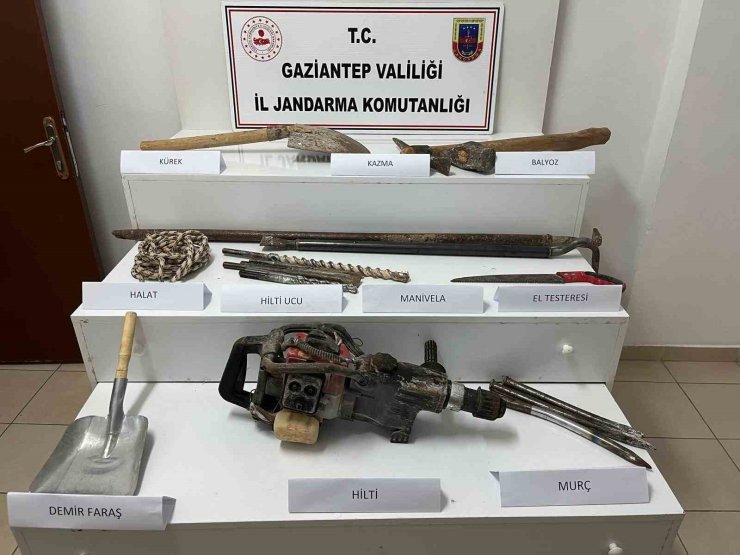 Gaziantep’te kaçak kazı yapan 4 şahsı jandarma suçüstü yakaladı