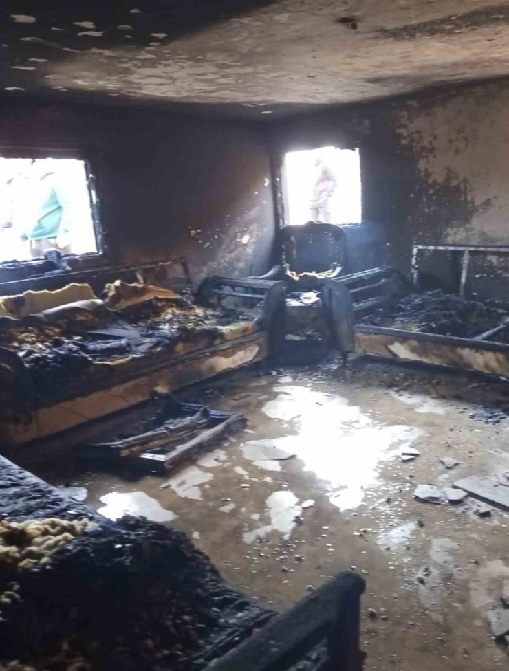 Reyhanlı’da yanan ev kullanılmaz hale geldi