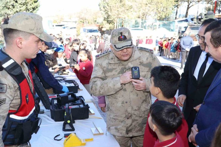 Jandarma, öğrencilere yerli savunma sanayiyi anlattı