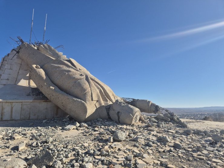 Suriye’de halkın yıktığı Hafız Esad’ın dev heykelinden geriye enkazı kaldı
