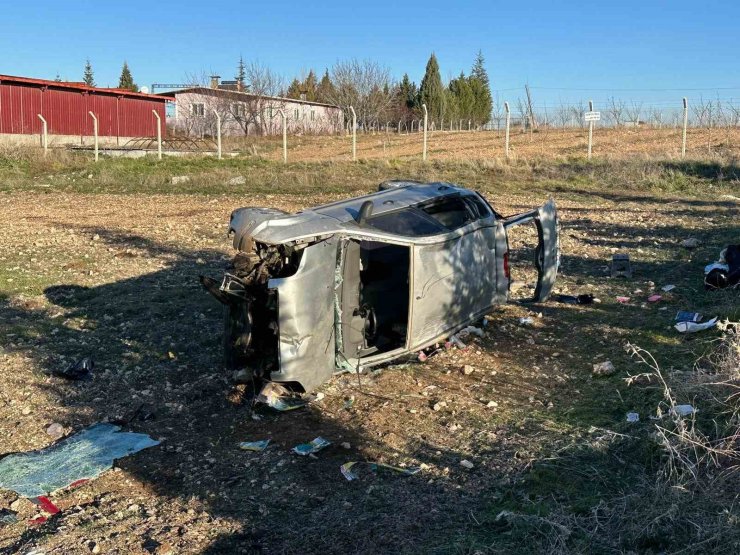 Uşak’ta otomobil tarlaya devrildi: 1’i bebek 5 yaralı