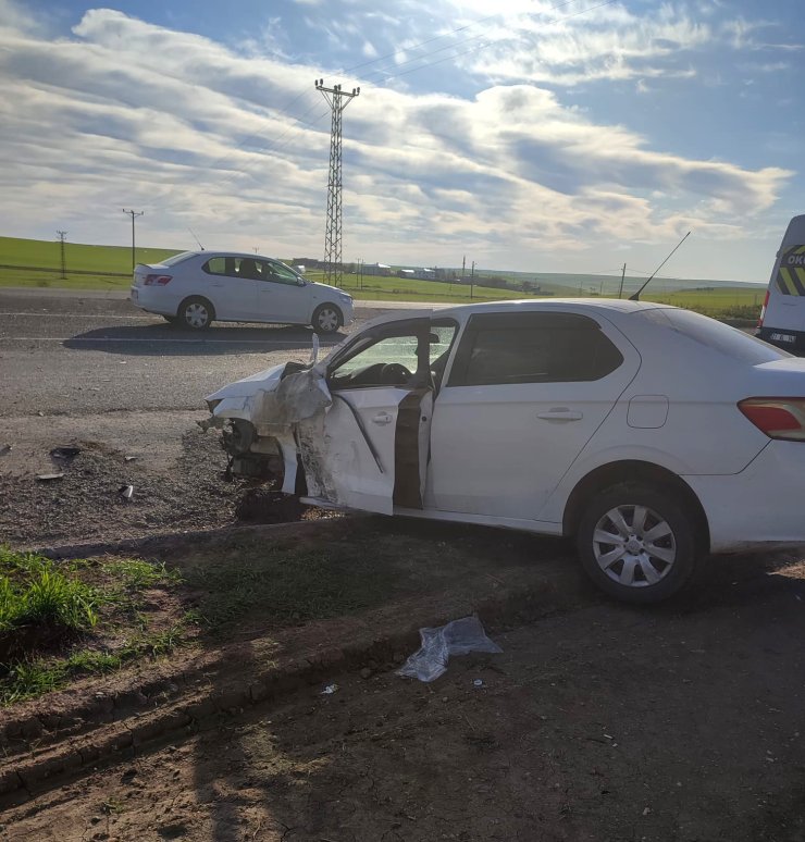 Diyarbakır’da otomobil ile minibüs çarpıştı: 7 yaralı