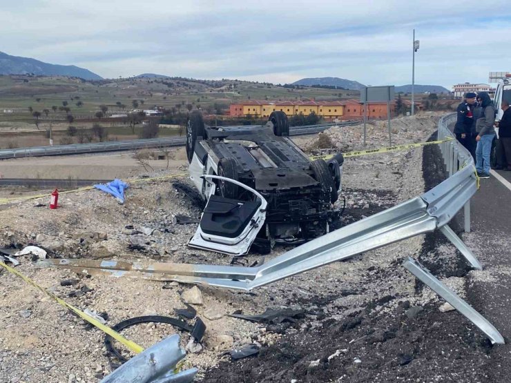 Karşı şerdi geçerek takla atan otomobilde 1 kişi hayatını kaybetti