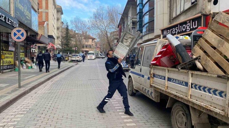 Tavşanlı’da yaya yolunu işgal eden duba ve reklam panoları toplanıyor