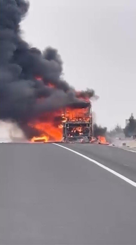 Seyir halindeki yolcu otobüsü alev alev yandı: 25 yolcu son anda kurtuldu
