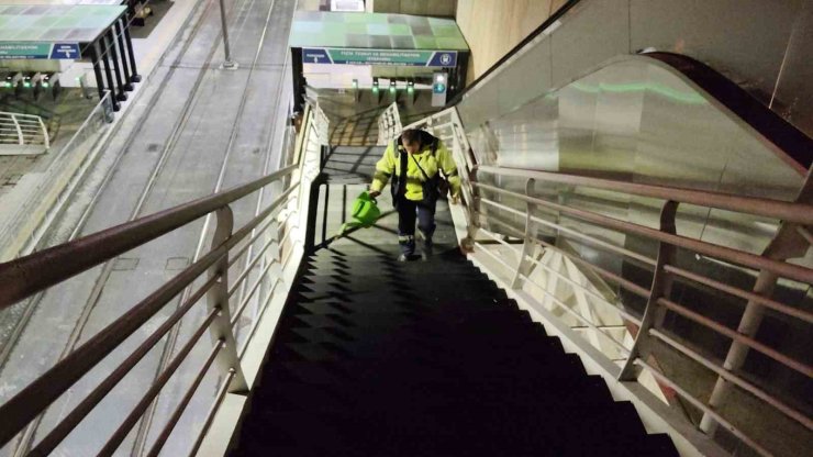 Kocaeli’de üst geçitlerdeki buzlanmaya özel solüsyonla müdahale ediliyor