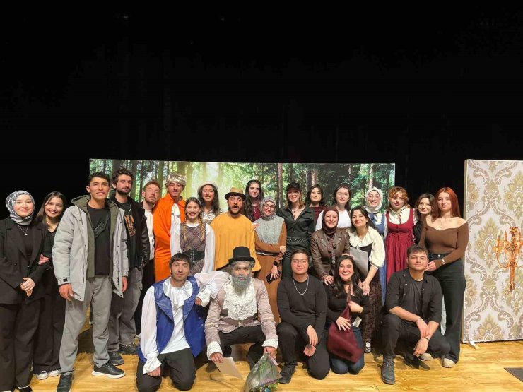 Üniversiteli gençlerin ’Zoraki Hekim’ oyunu ayakta alkışlandı