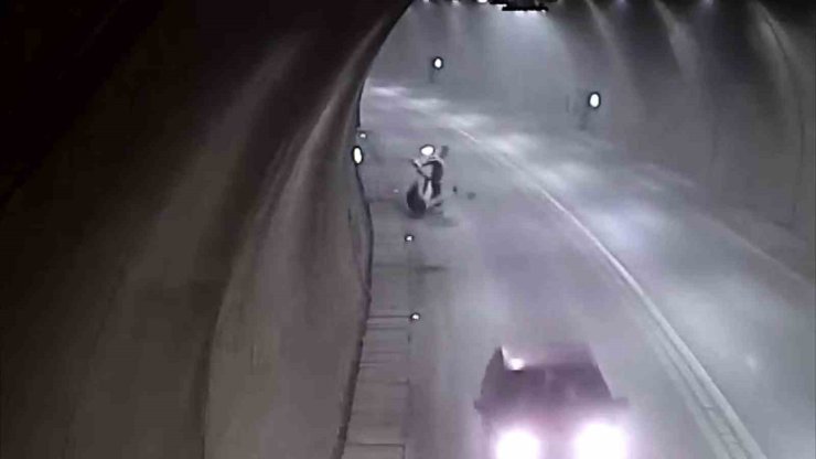 Tünelde motosikletle takla attı, bir dakika sonra yoluna devam etti
