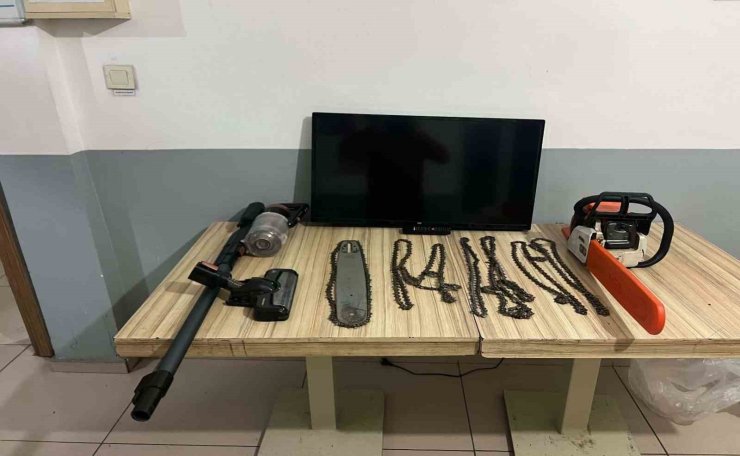 Evde buldukları her şeyi çaldılar: 2 tutuklama