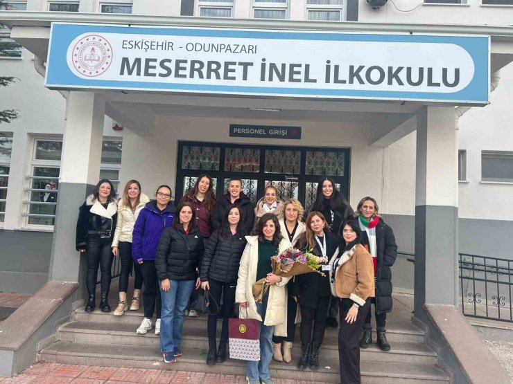 Oyuncu Sanem Yelez Akpınar, öğrenci velileriyle bir araya geldi