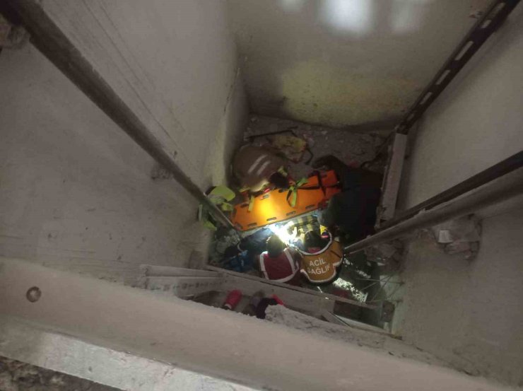 Asansör boşluğuna düşen işçi yaralandı