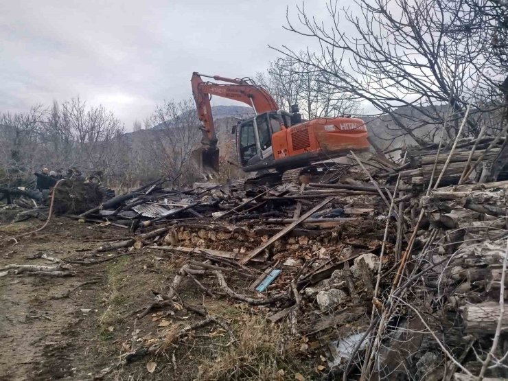Ermenek’te çıkan yangında ev tamamen kullanılamaz hale geldi