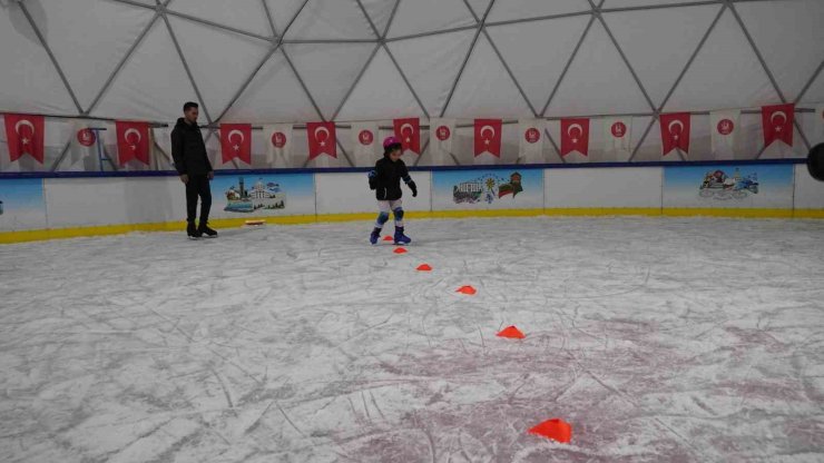 Keçiören’de ücretsiz buz pateni pisti yoğun ilgi görüyor