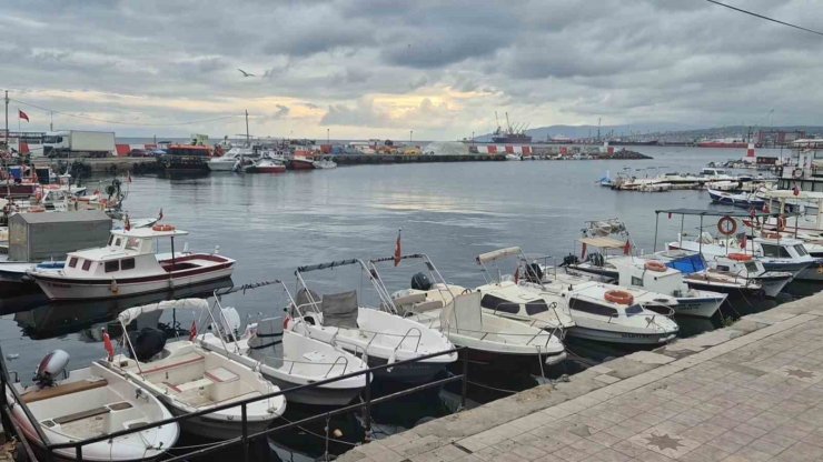 Poyraz küçük tekne balıkçılarını limana bağladı, ağlar tamire alındı