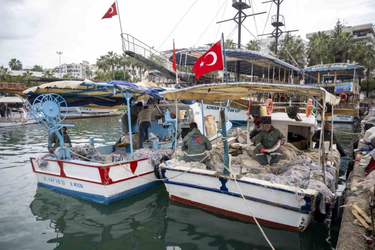 Mersin’de balıkçılara ekipman desteği sürüyor
