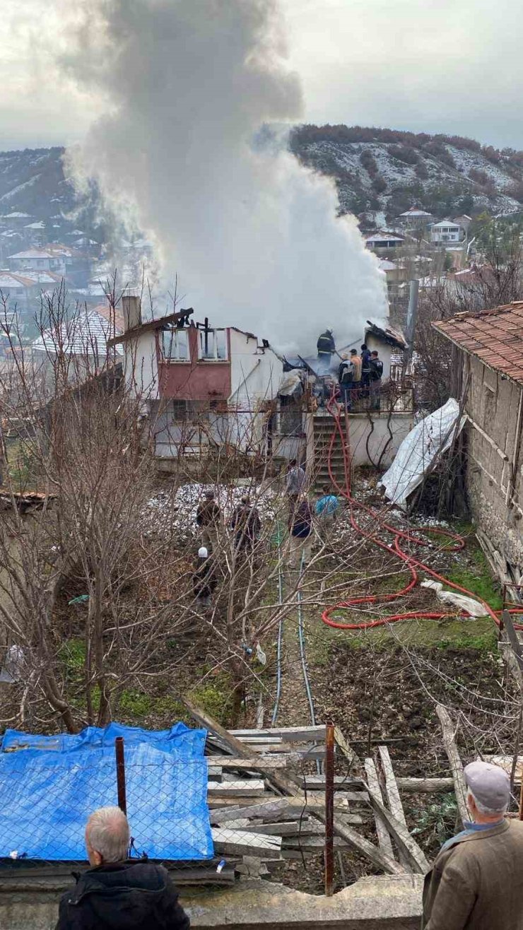 Yozgat’ta binada çıkan yangında yoğun duman gökyüzünü kapladı