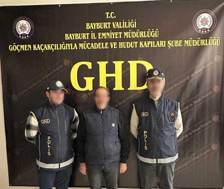 Bayburt’ta 2 düzensiz göçmen ile 1 göçmen kaçakçısı yakalandı
