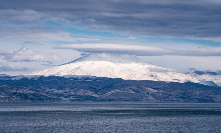 Süphan Dağı’nın zirvesinde mercek bulutu oluştu