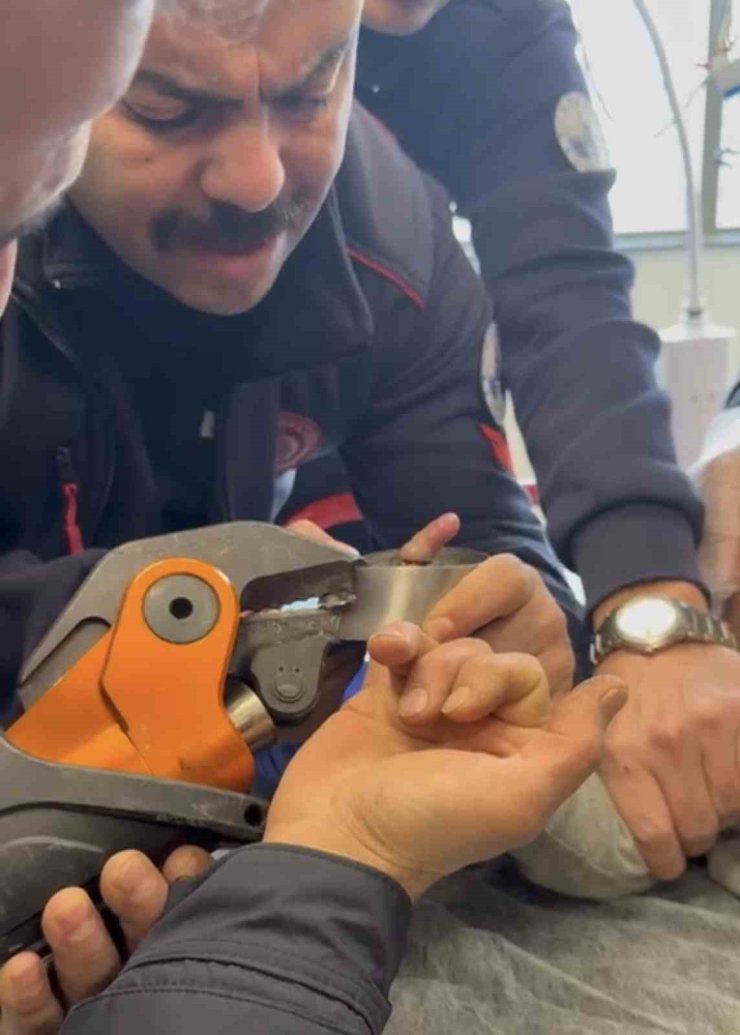 Parmağı çelik küllüğe sıkışan bebeğin imdadına itfaiye yetişti