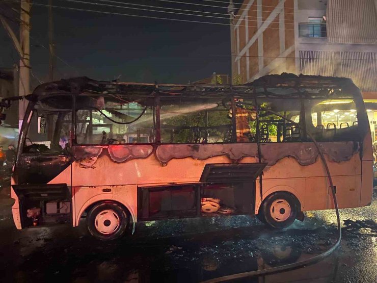 Manisa’da servis otobüsü alev alev yandı
