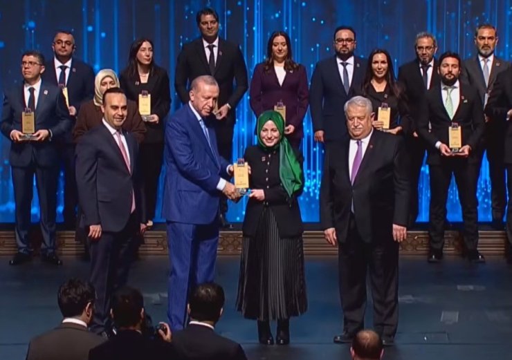 Ödülünü Cumhurbaşkanın elinden aldı