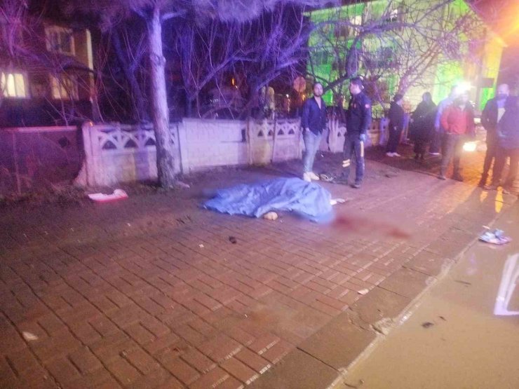 Süratli otomobilin çarptığı elektrikli bisiklet sürücüsü kadın hayatını kaybetti