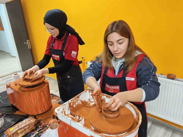 Muğla’da gençler seramik atölyesinde hünerlerini sergiledi
