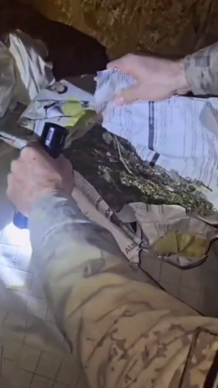 Evdeki eşyaların içinden uyuşturucu çıktı