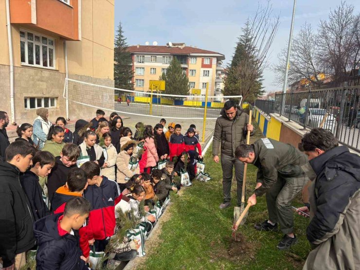 Kütahya’da öğrenciler fidanları toprakla buluşturdu