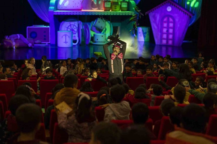 ‘Bisküvi Adam’ sahneye çıktı, minik seyirciler kahkahaya boğuldu