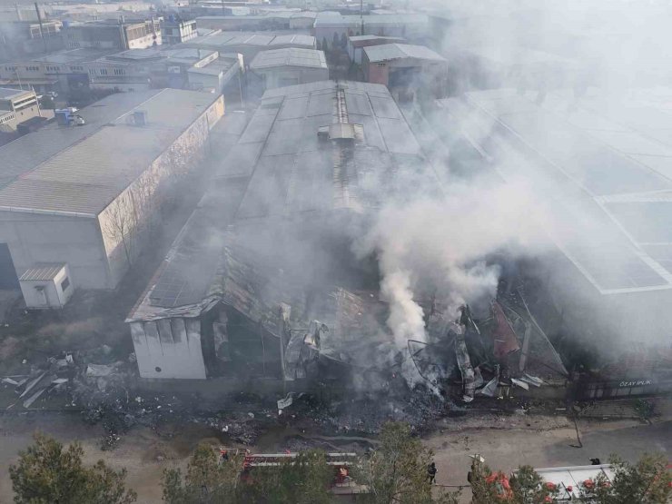 Uşak’ta iplik fabrikasında çıkan yangın büyümeden söndürüldü