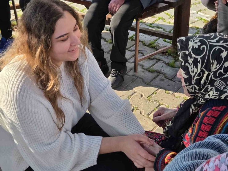 Üniversiteli gençler, yaşlı çınarları unutmadı