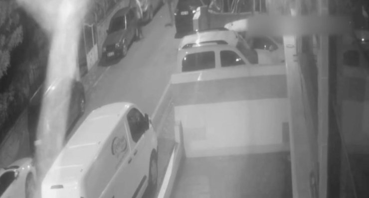 Güvenlik kameralarını saniye saniye izleyerek hırsızları yakaladılar