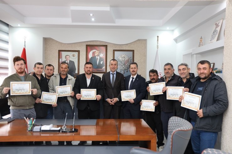 Bilecik’te ana arı yetiştiriciliği eğitimi alan 33 arıcı sertifikalarını aldı