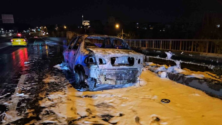 Eyüpsultan’da seyir halindeki otomobil alevlere teslim oldu