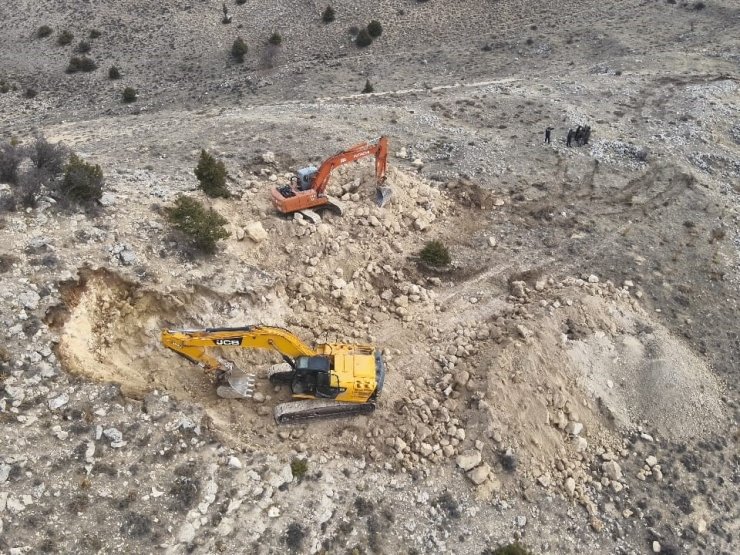 Karaman’da kepçeyle tarihi eser arayanlara operasyon: 14 gözaltı