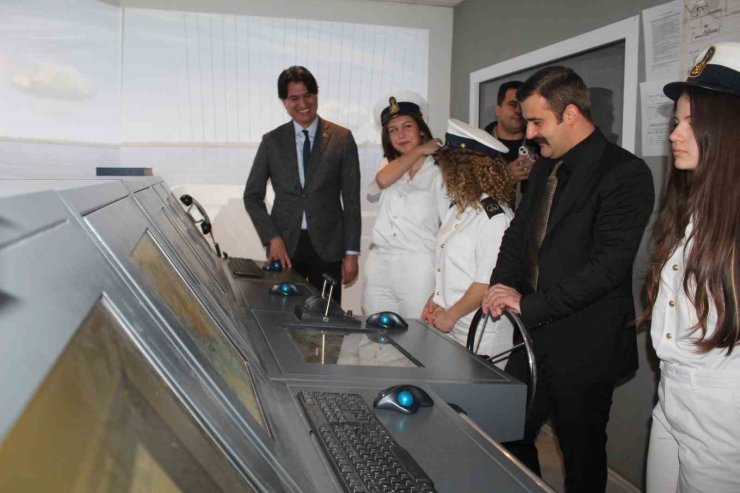 Köyceğiz Kaymakamı Kumcu, gemi simülasyon laboratuvarını inceledi