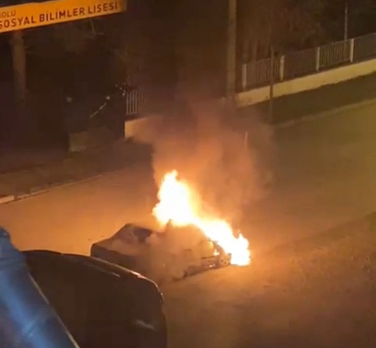 Bolu’da Tofaş otomobil alev alev yandı