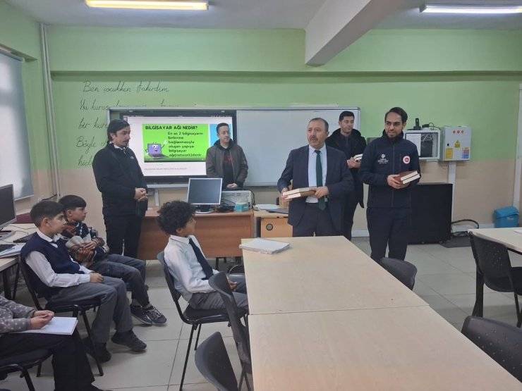 Öğrencilere Kur’an-ı Kerim hediye edildi