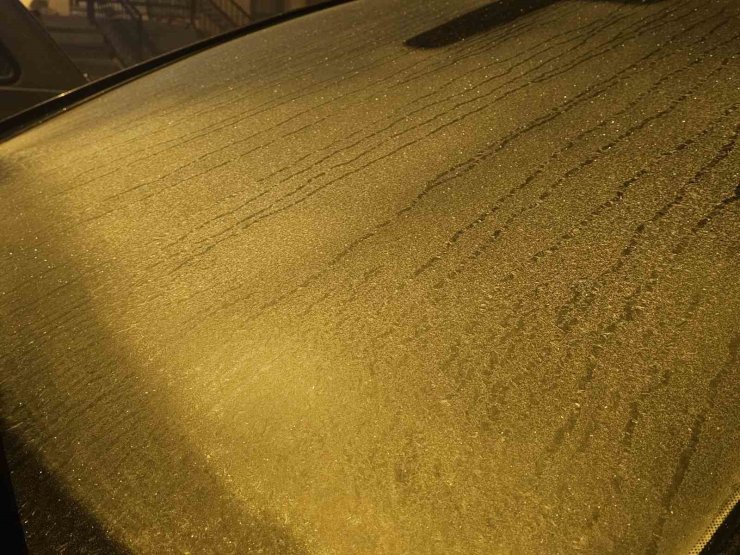 Elazığ’da araçların camları buz tuttu