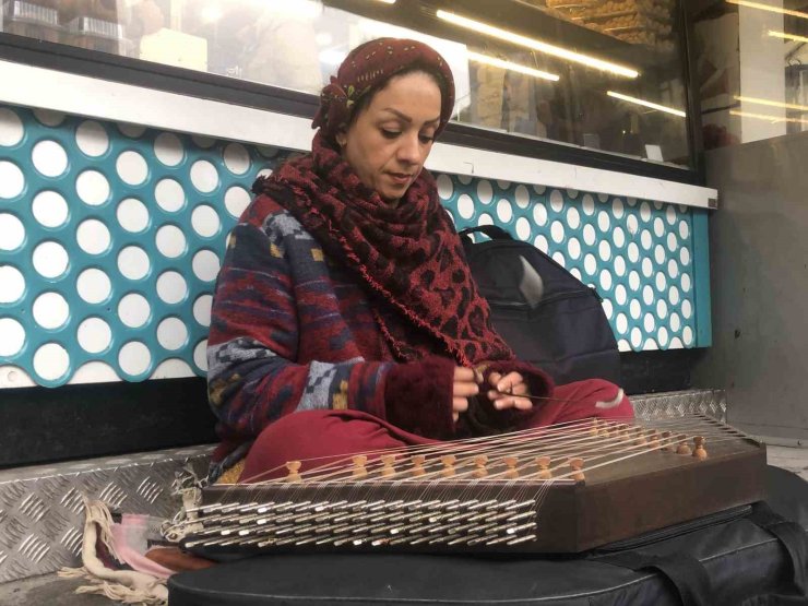 Sıra dışı müzik aleti ile sokakta sanatını devam ettiriyor