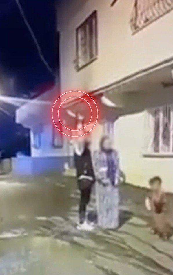 Çocuğun yanında silahla havaya ateş eden şahıs yakalandı