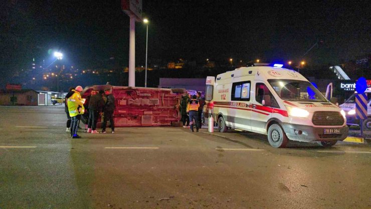 Otomobille çarpışan ambulans devrildi: 3 sağlık çalışanı yaralandı